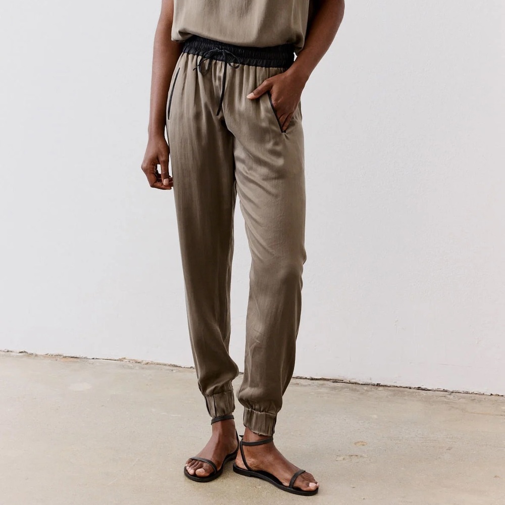 NWT, Ruti Luxury Silk Jogger
